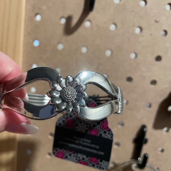 Silver cuff bracelet with a centered silver sunflower. Side hinge closure. - Picture 1 of 3